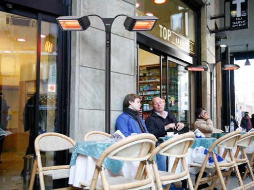 Preview: Infrarotstrahler 2x 1500 Watt Heliosa HiDesign 993 IPX5 Amber Light wasserdicht im Straßencafé