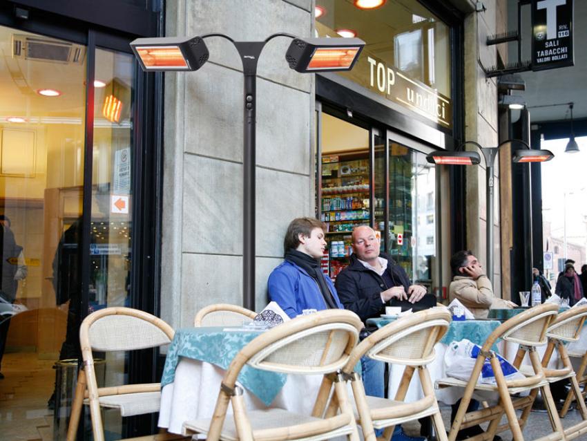 Infrarotstrahler 2x 1500 Watt Heliosa HiDesign 993 IPX5 Amber Light wasserdicht im Straßencafé