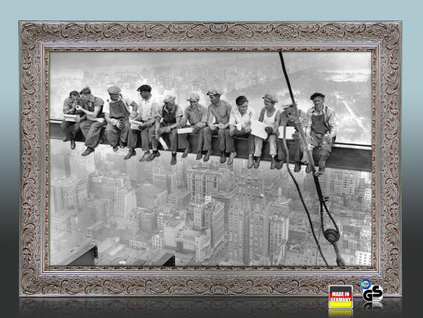 Infrarot Bildheizung schwarz-weiß 500 Watt "lunch atop a skyscraper" mit Stilrahmen silberfarben Frontalansicht